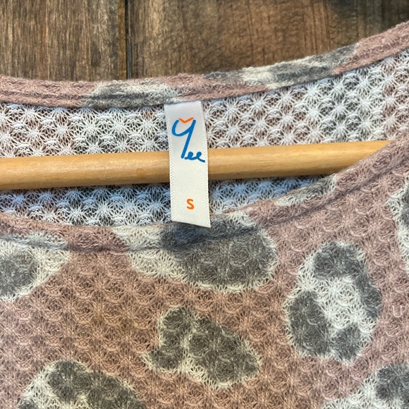 Leopard Print Scoop Neck - Picture 2 of 4